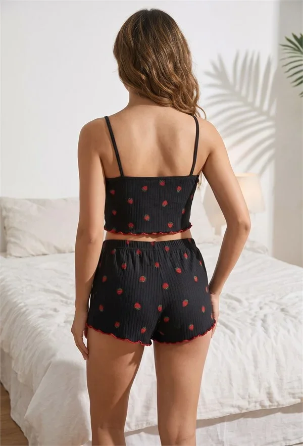 Yumuşak Dokulu Siyah Üstüne Kırmızı Çilek Desenli Askılı Şortlu Pijama Takımı görsel 3