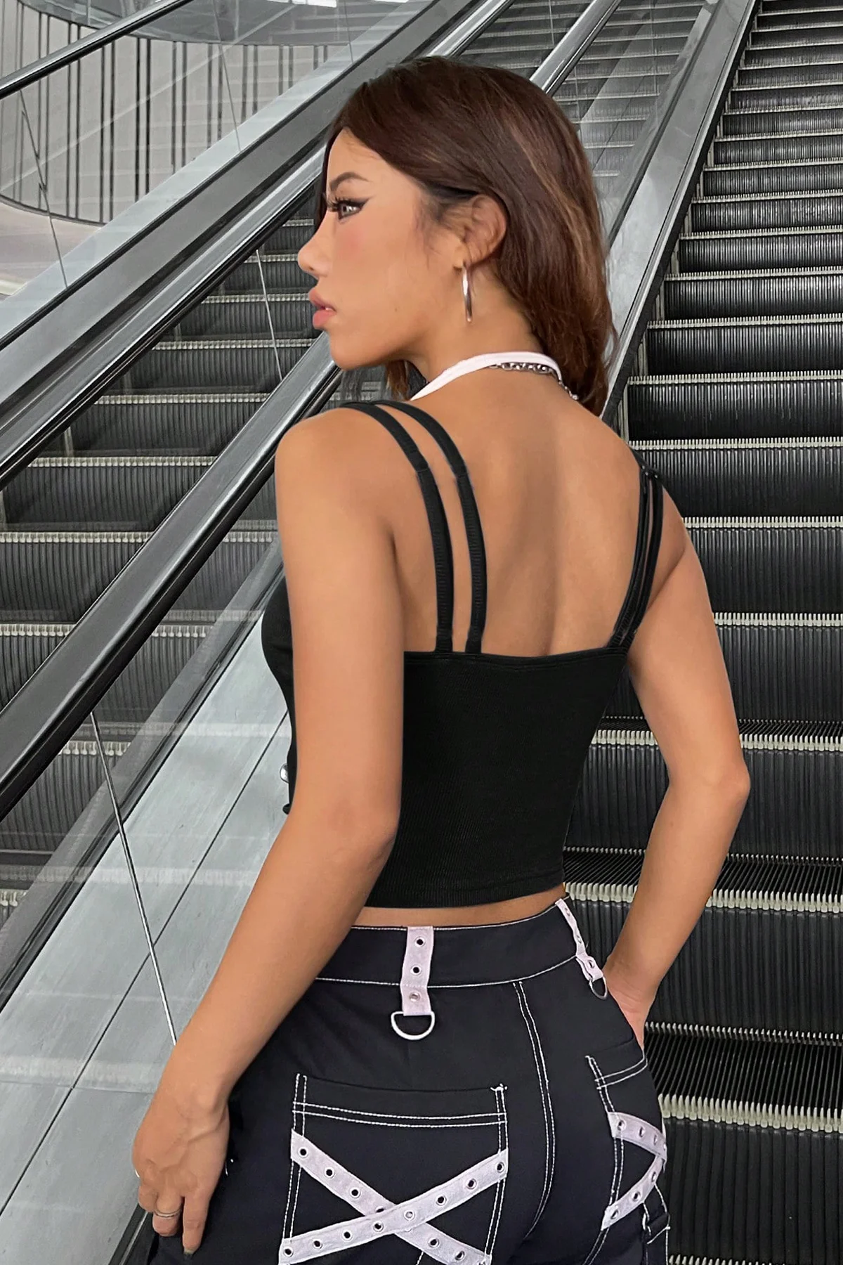 Kadın Beyaz Siyah Çift Renk Çapraz Askılı Crop Top Bluz görsel 3