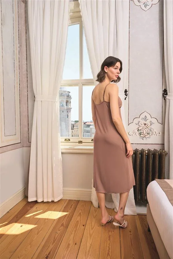 Yaprak Desenli Yırtmaçlı Dantelli ve Dekolteli Sabahlık Takımı görsel 8