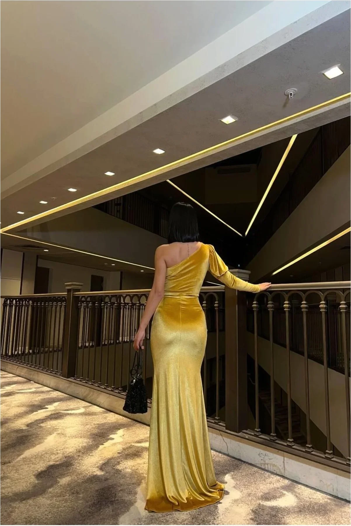 Kadın Modern Stil Tek Omuz Taş Detaylı Abiye Elbise görsel 3