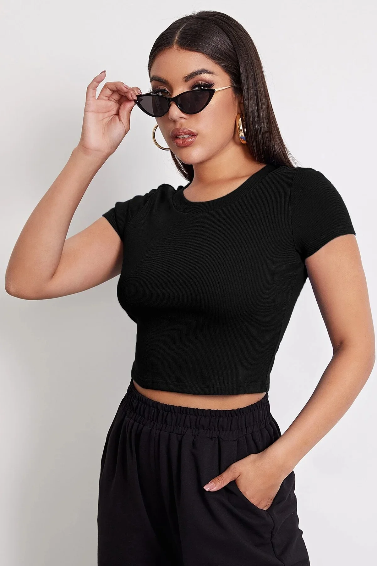 Kadın Siyah Yuvarlak Yaka Yarım Kol Crop Top Bluz görsel 5