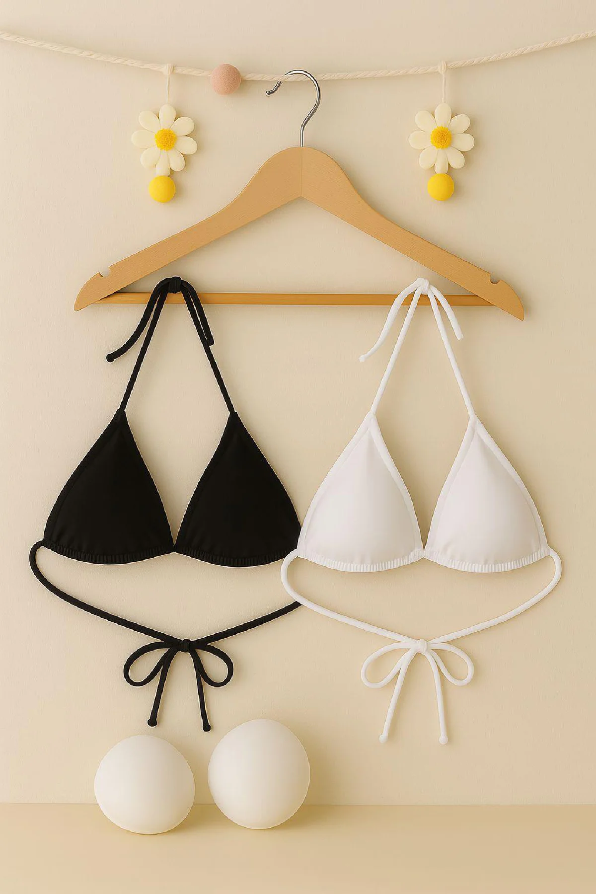 Kadın Siyah ve Beyaz Minimal Kesim Üçgen Bikini Üstü görsel 8
