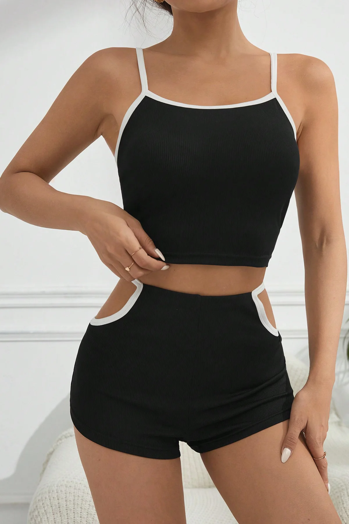 Kadın Siyah Beyaz Şortlu Cut-Out Detaylı Gecelik Takımı görsel 5