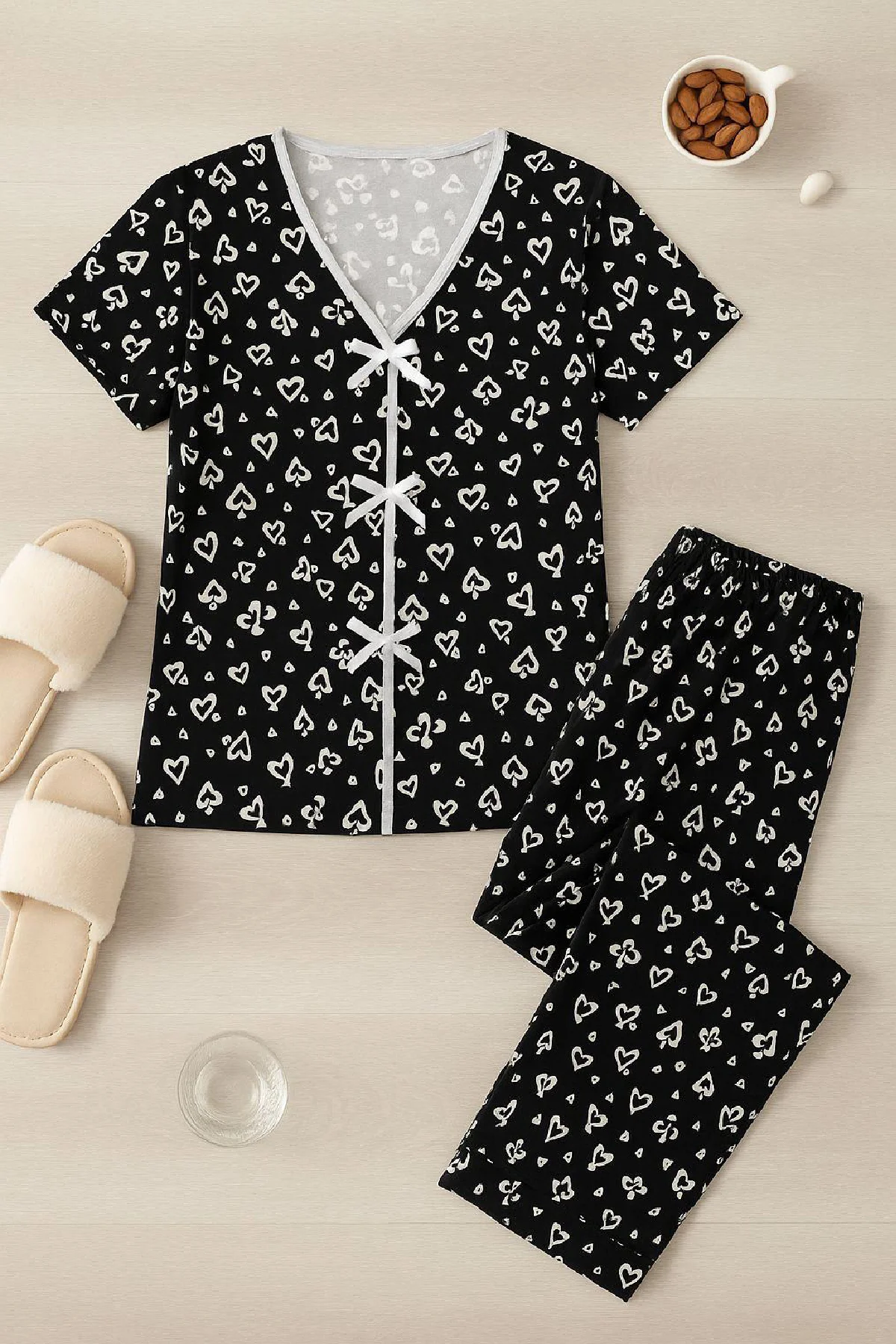 Kadın Siyah Beyaz Kalp Desenli Fiyonklu Kısa Kollu Pijama Takımı görsel 3