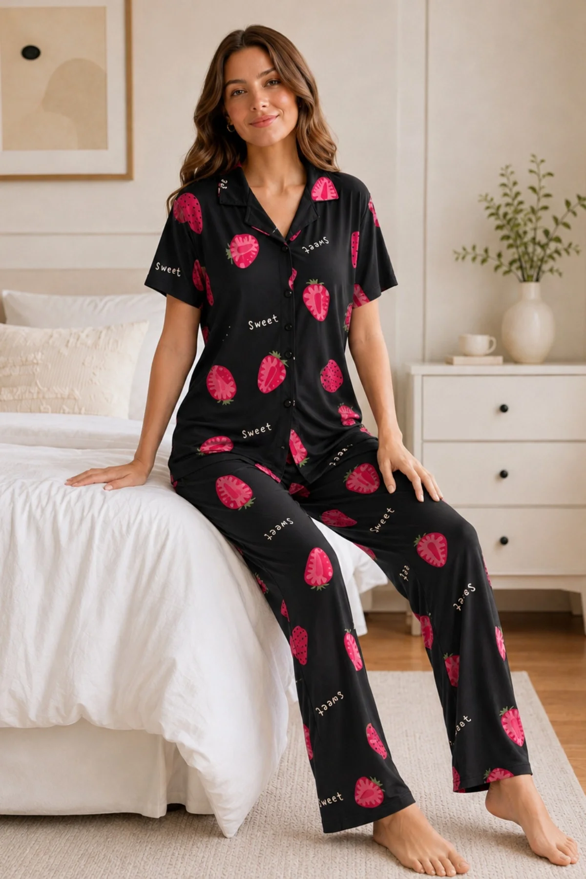 Siyah Çilek Desenli Kısa Kollu Gömlek Yaka Milan Kumaş Kadın Pijama Takımı görsel 2