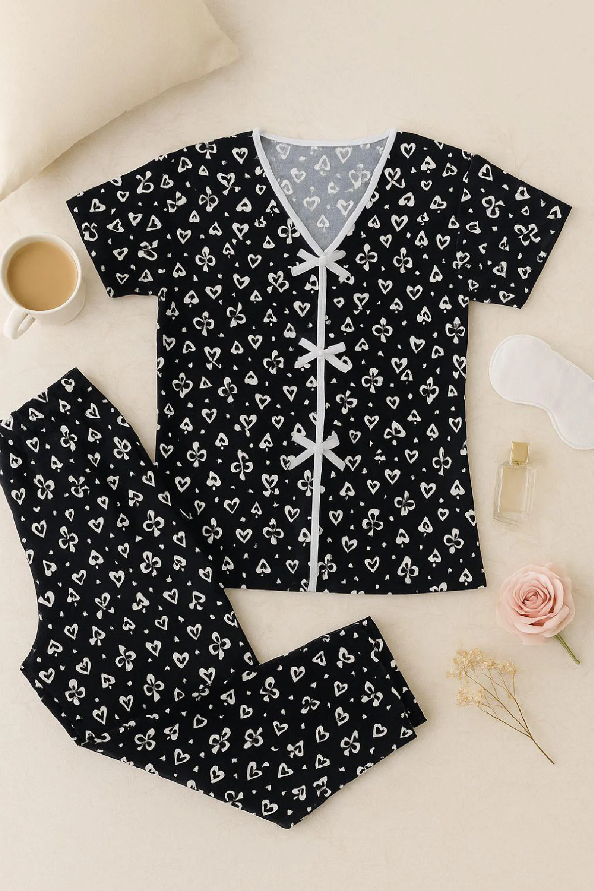Kadın Siyah Beyaz Kalp Desenli Fiyonklu Kısa Kollu Pijama Takımı görsel 7