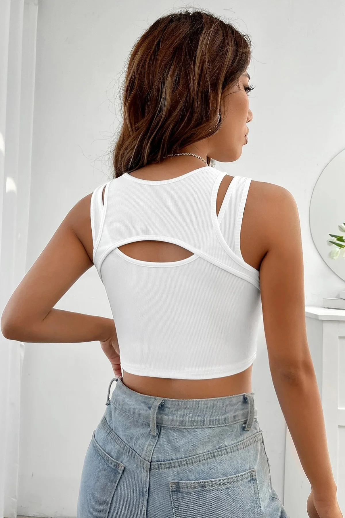 Kadın Beyaz Kalın Askılı Cut Out Dekolteli Crop Top Bluz görsel 2
