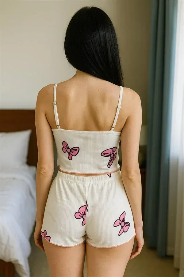 Beyaz Üstüne Kelebek Desenli Askılı Şortlu Pijama Takımı görsel 3