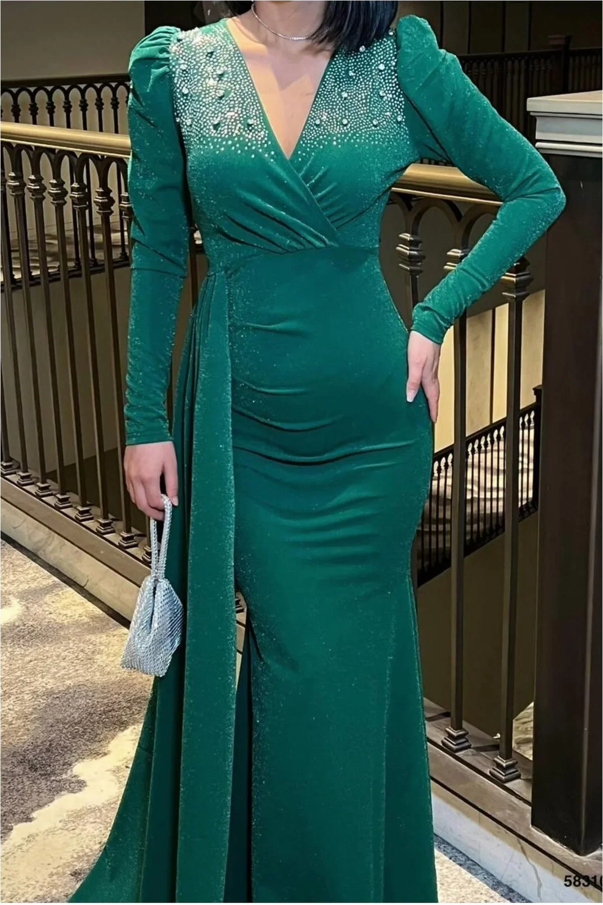 Kadın Modern Stil Kruvaze Yaka Taş Detaylı Uzun Kollu Abiye Elbise görsel 6