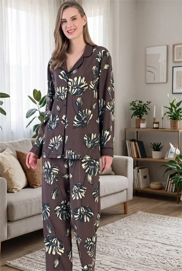 Kahverengi Çiçek Baskılı Yaka Biyeli Düğmeli Uzun Kol Pijama Takımı