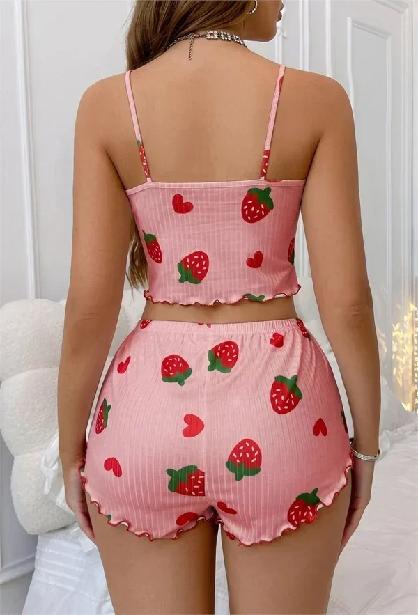 Yumuşak Dokulu Pembe Çilek ve Kalp Desenli Fırfırlı İp Askılı Crop Şortlu Fitilli Pijama Takımı görsel 3