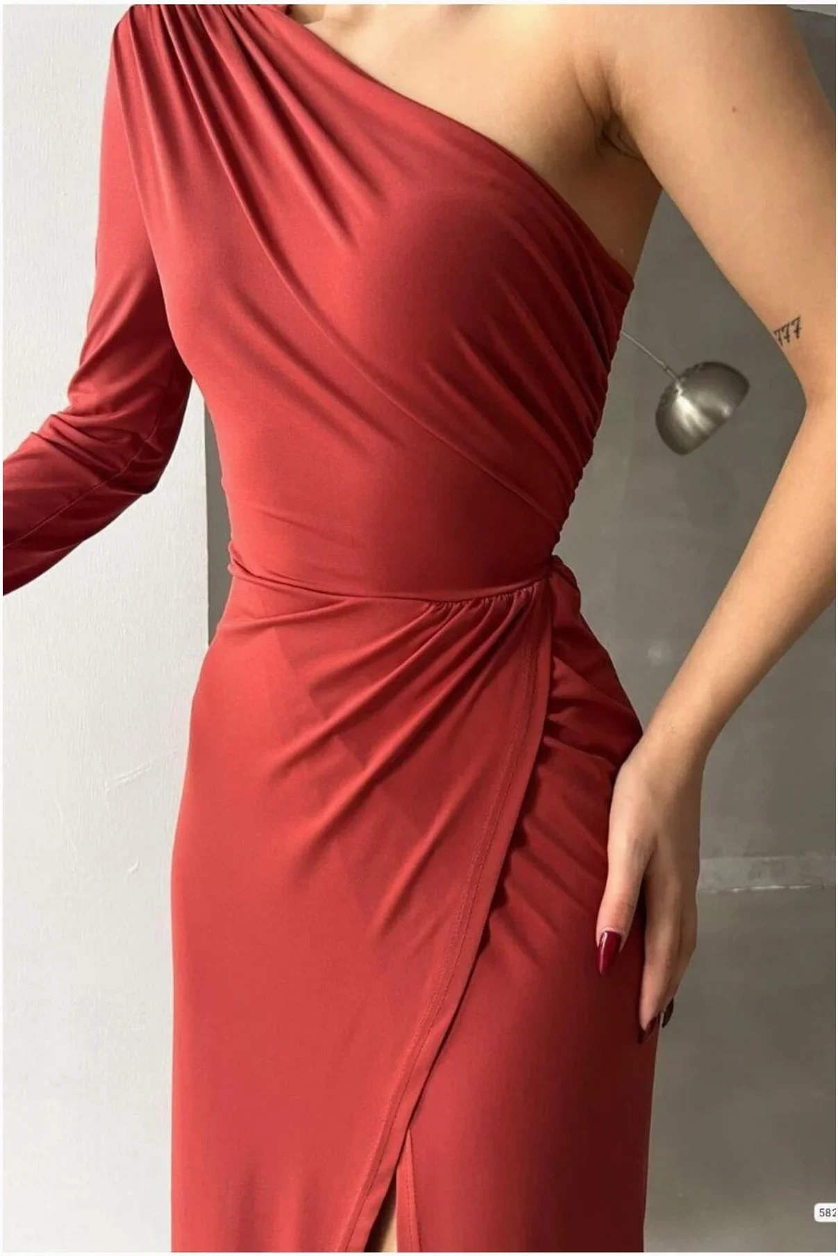 Kadın Modern Stil Saten Kumaş Tek Omuz Dekolteli Maxi Abiye Elbise görsel 3