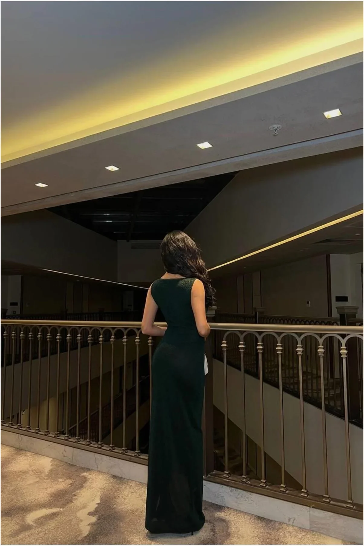 Kadın Hediyelik Yırtmaçlı Maxi Askılı Abiye Elbise görsel 4