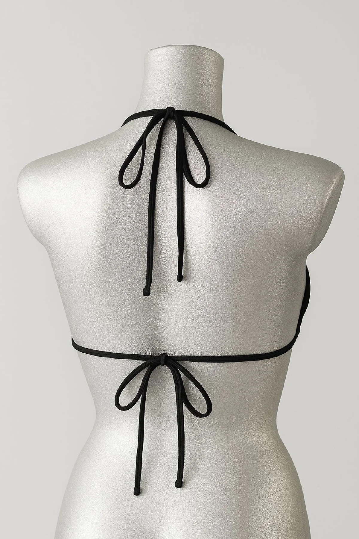 Kadın Siyah Pedli Üçgen Bikini Üstü Halter Bağlamalı Aksesuarlı görsel 5