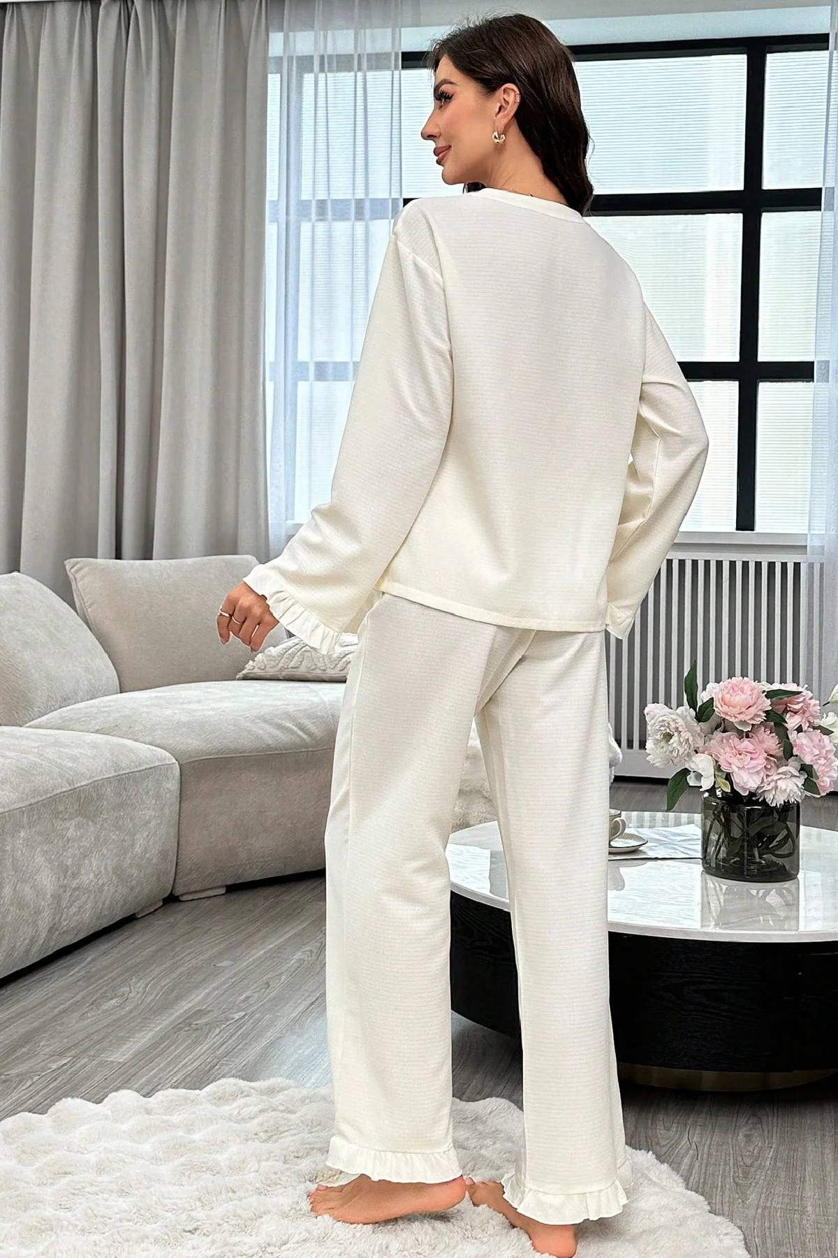 Kadın Beyaz Önden Bağlamalı Kolu ve Paçası Fırfır Detaylı Uzun Kollu Pijama Takımı görsel 2
