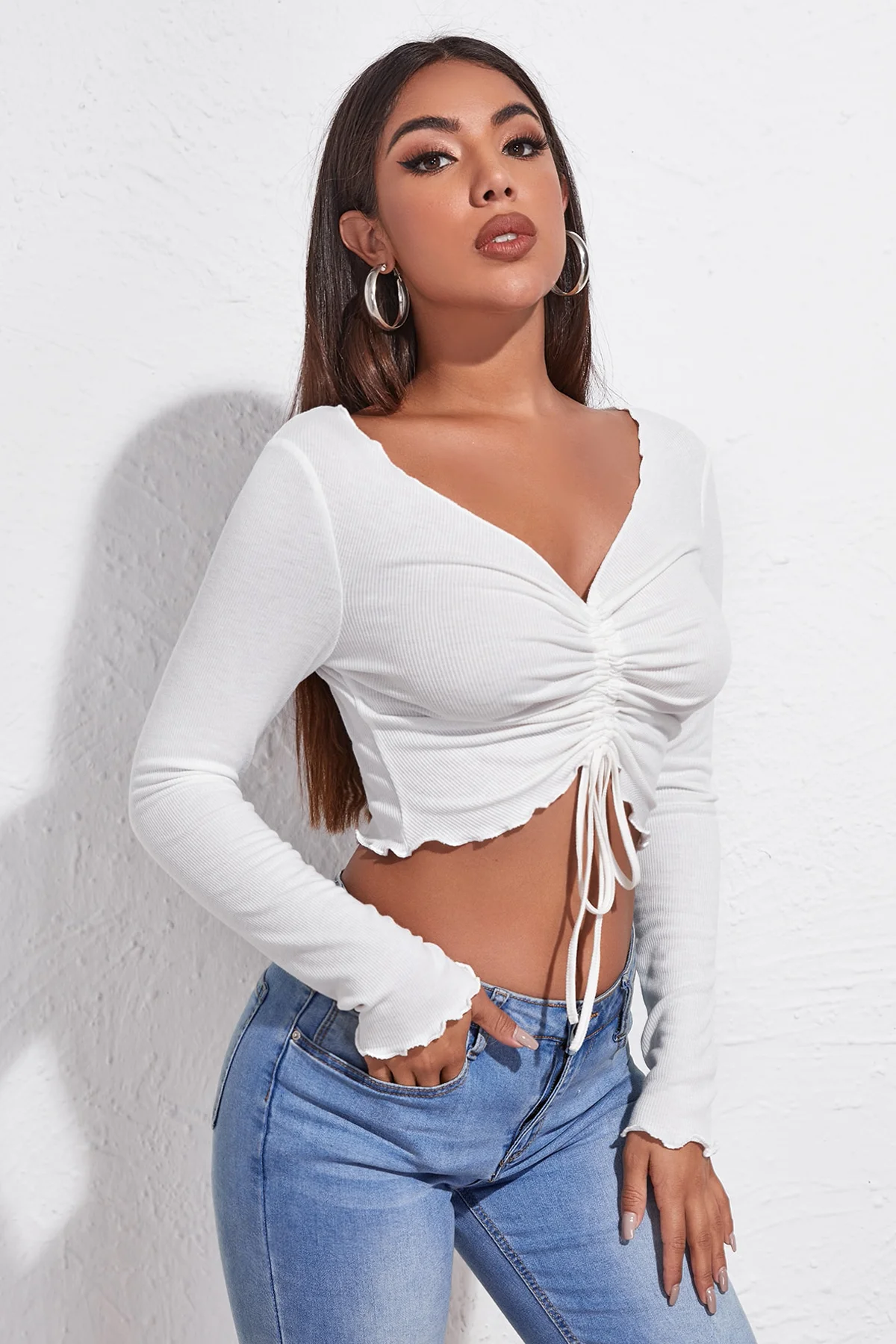 Kadın Beyaz Uzun Kollu Büzdürme Bağcık Detaylı Crop Top Bluz görsel 3