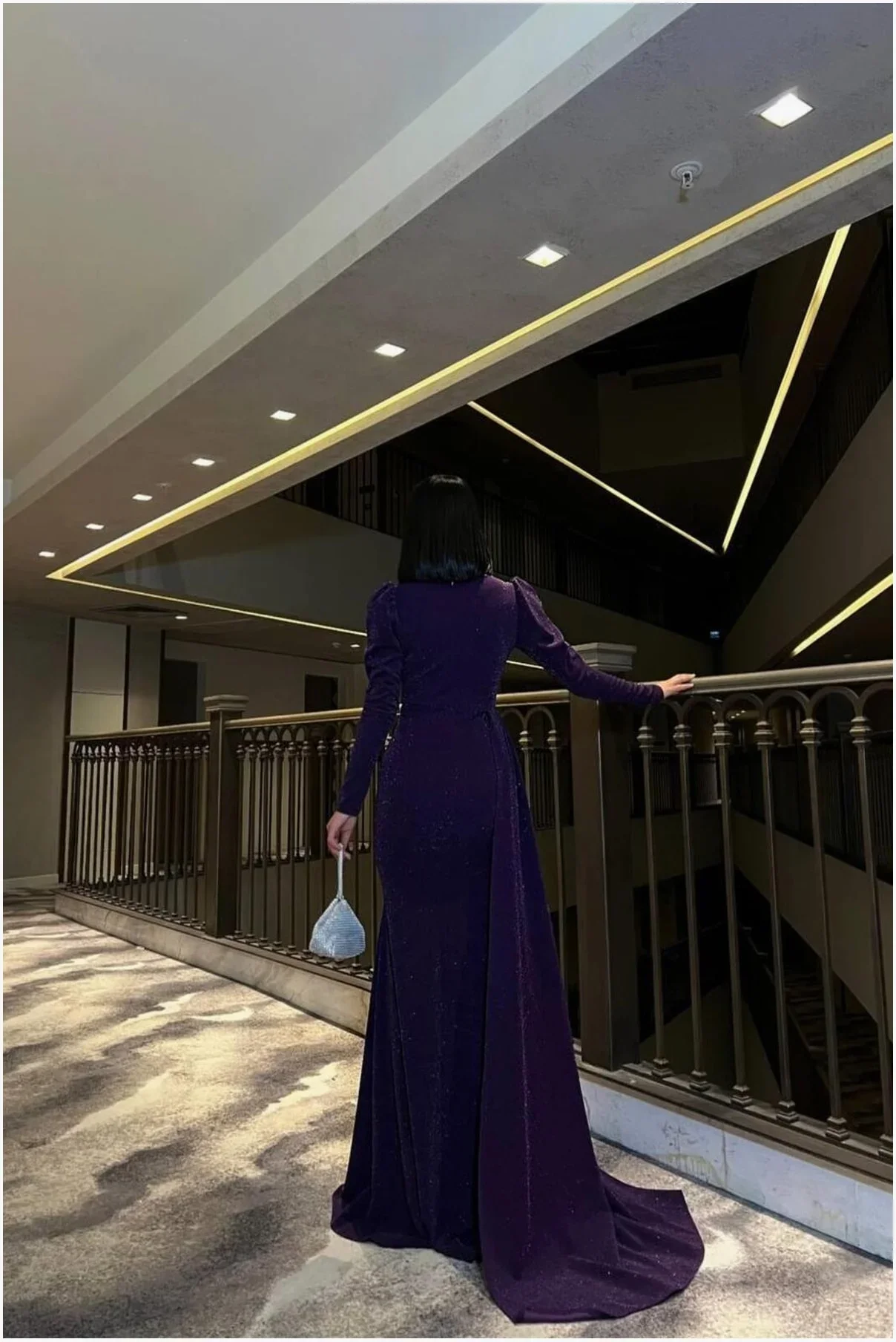 Kadın Modern Stil Kruvaze Yaka Taş Detaylı Uzun Kollu Abiye Elbise görsel 4