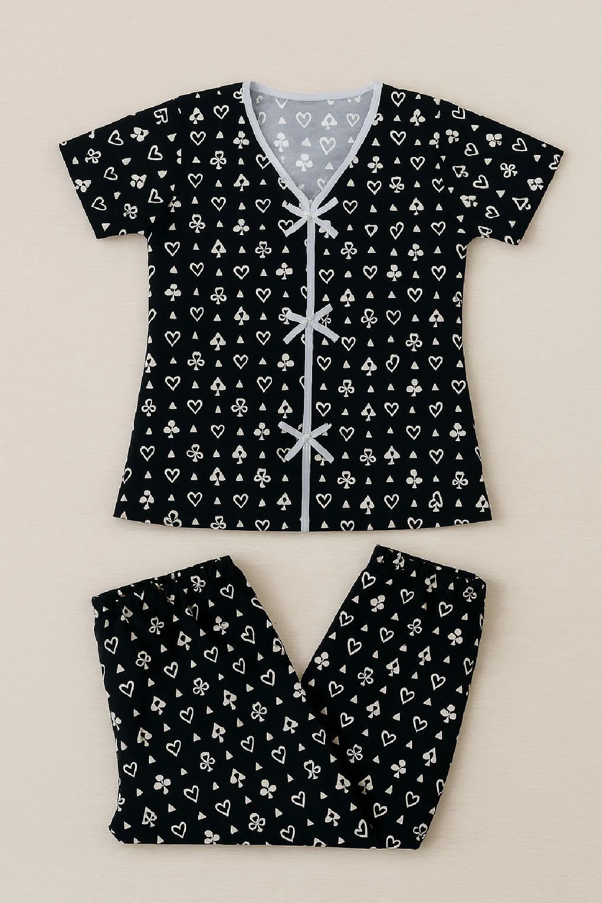 Kadın Siyah Beyaz Kalp Desenli Fiyonklu Kısa Kollu Pijama Takımı görsel 10