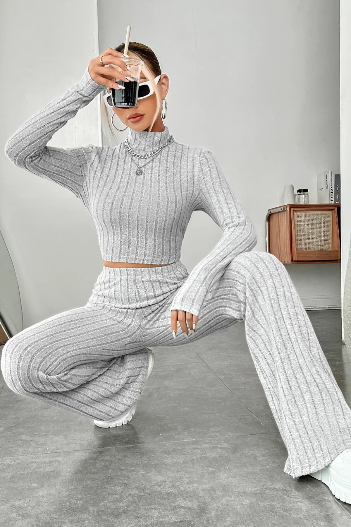 Kadın Gri Çizgili Boğazlı Crop Top ve Yüksek Bel Pantolon Takım görsel 4