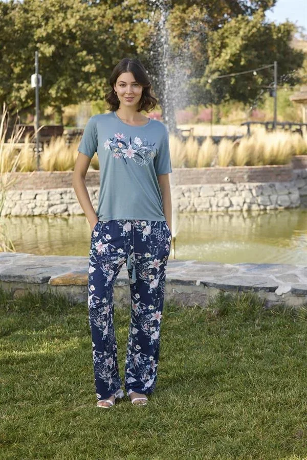 Çiçek ve Yaprak Desenli ve Baskılı Pijama Takımı