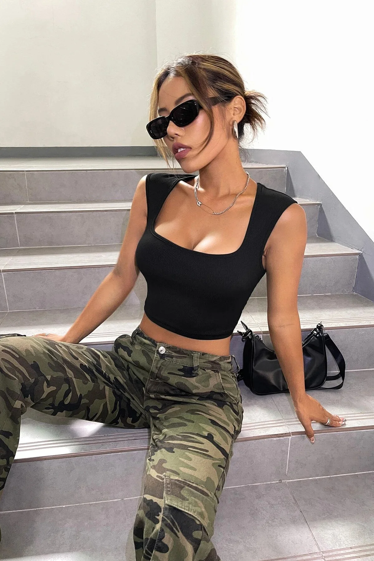 Kadın Siyah Kare Yaka Kalınlaşan Omuz Detaylı Crop Top Bluz görsel 3