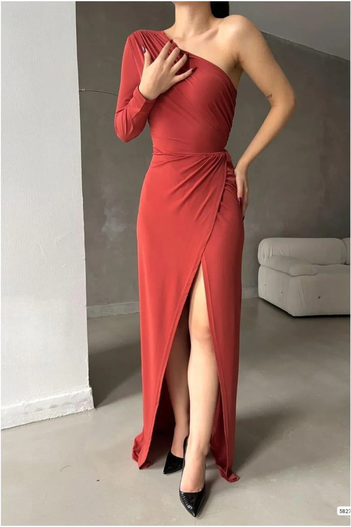Kadın Modern Stil Saten Kumaş Tek Omuz Dekolteli Maxi Abiye Elbise görsel 2