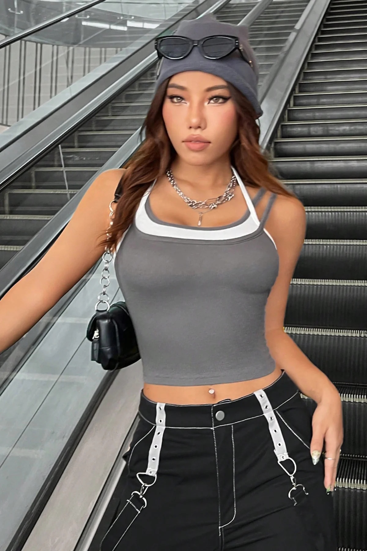 Kadın Antrasit Gri Beyaz Çift Renk Çapraz Askılı Crop Top Bluz görsel 4