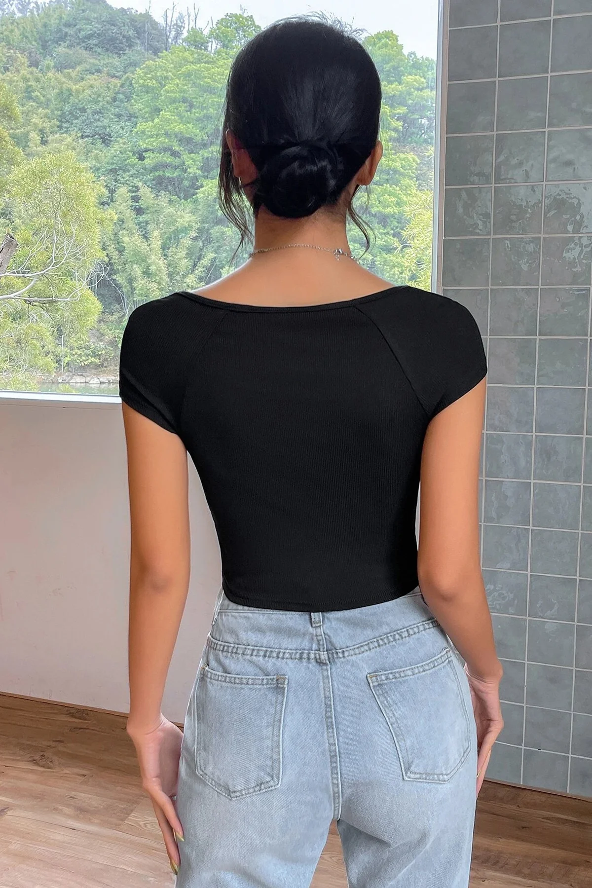 Kadın Siyah Kare Yaka Yarım Kol Göğüs Dekolteli Crop Top Bluz görsel 2