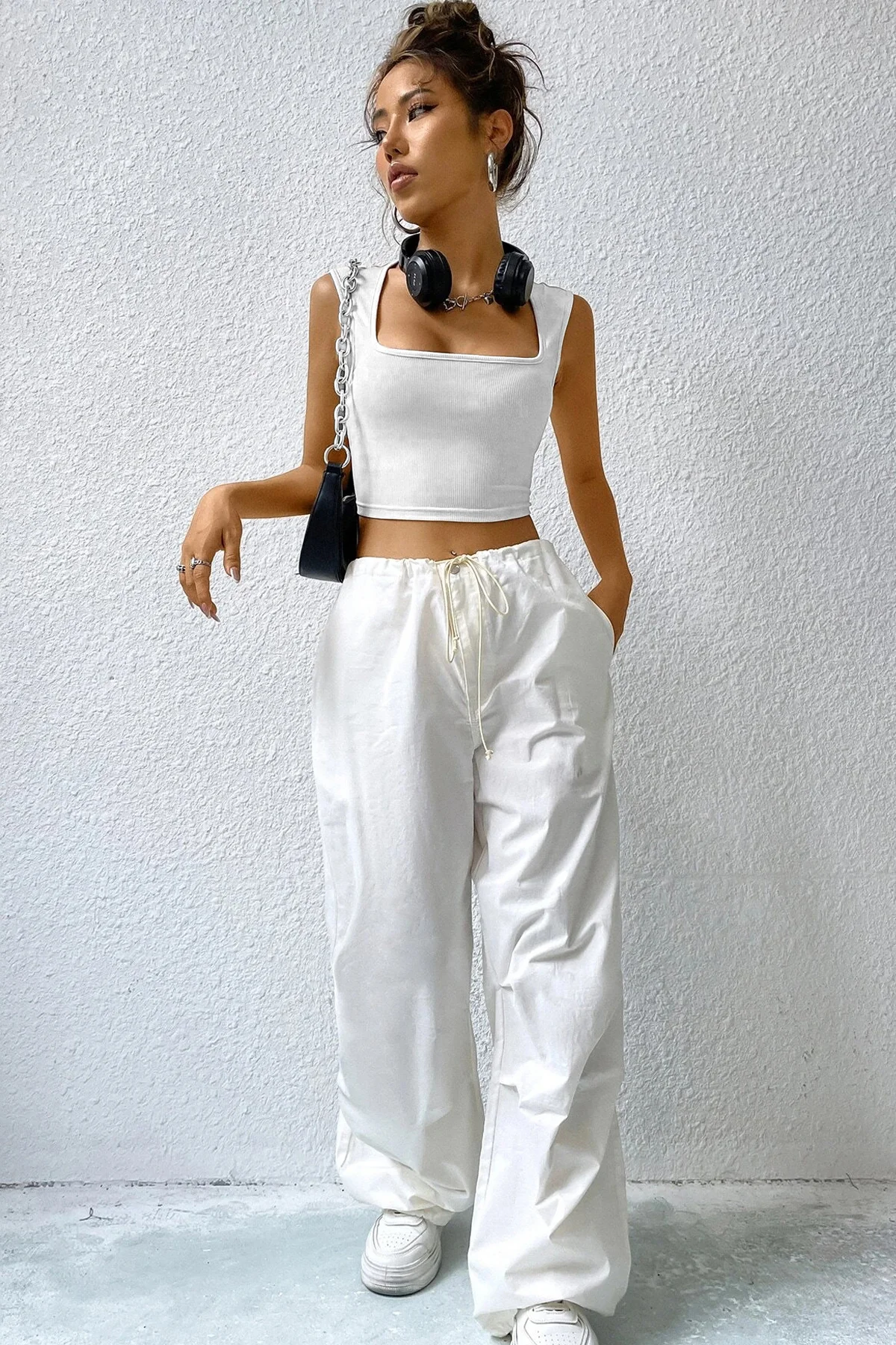 Kadın Beyaz Kare Yaka Kalınlaşan Omuz Detaylı Crop Top Bluz görsel 4