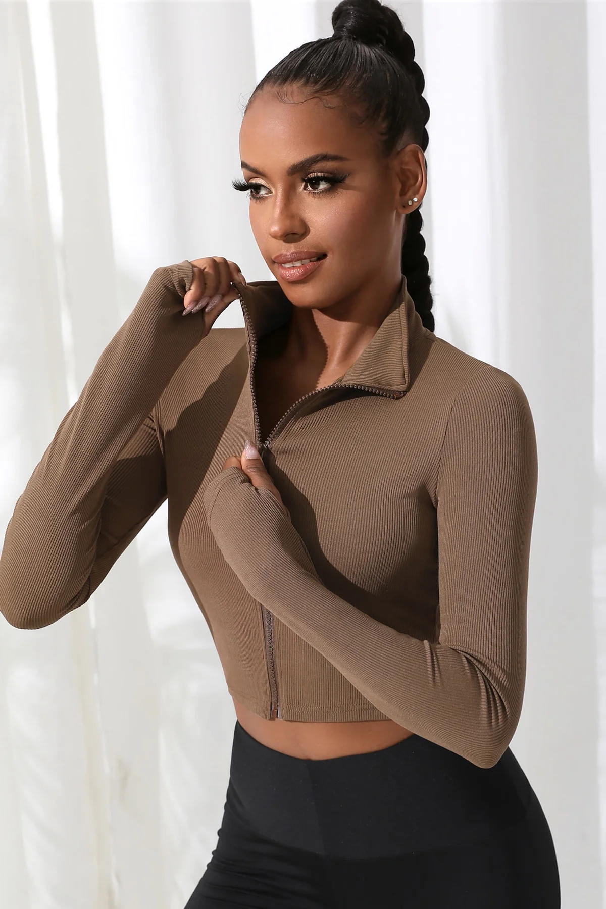 Kadın Kahverengi Uzun Kol Fermuarlı Parmak Geçme Detaylı Dik Yaka Crop Top Bluz görsel 4