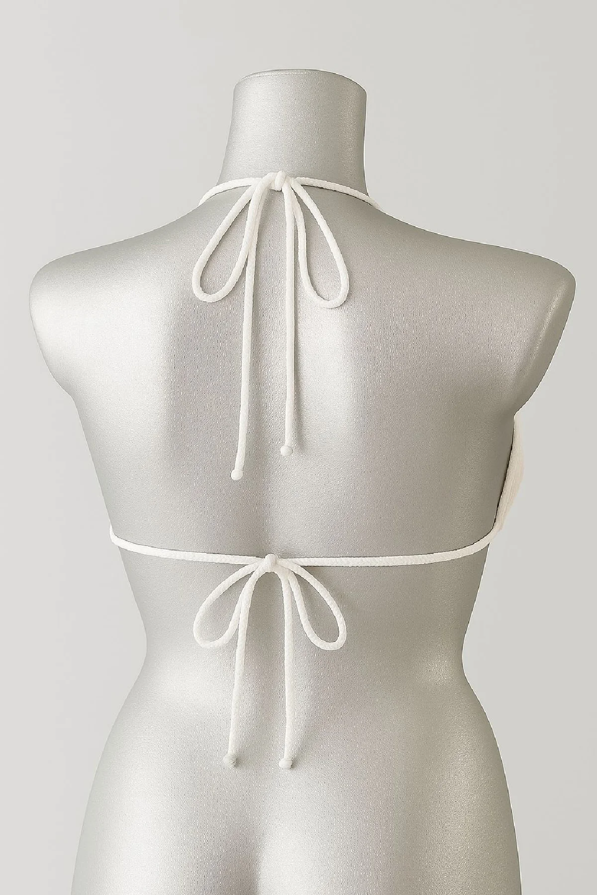 Kadın Beyaz Pedli Üçgen Bikini Üstü Halter Bağlamalı Aksesuarlı görsel 4
