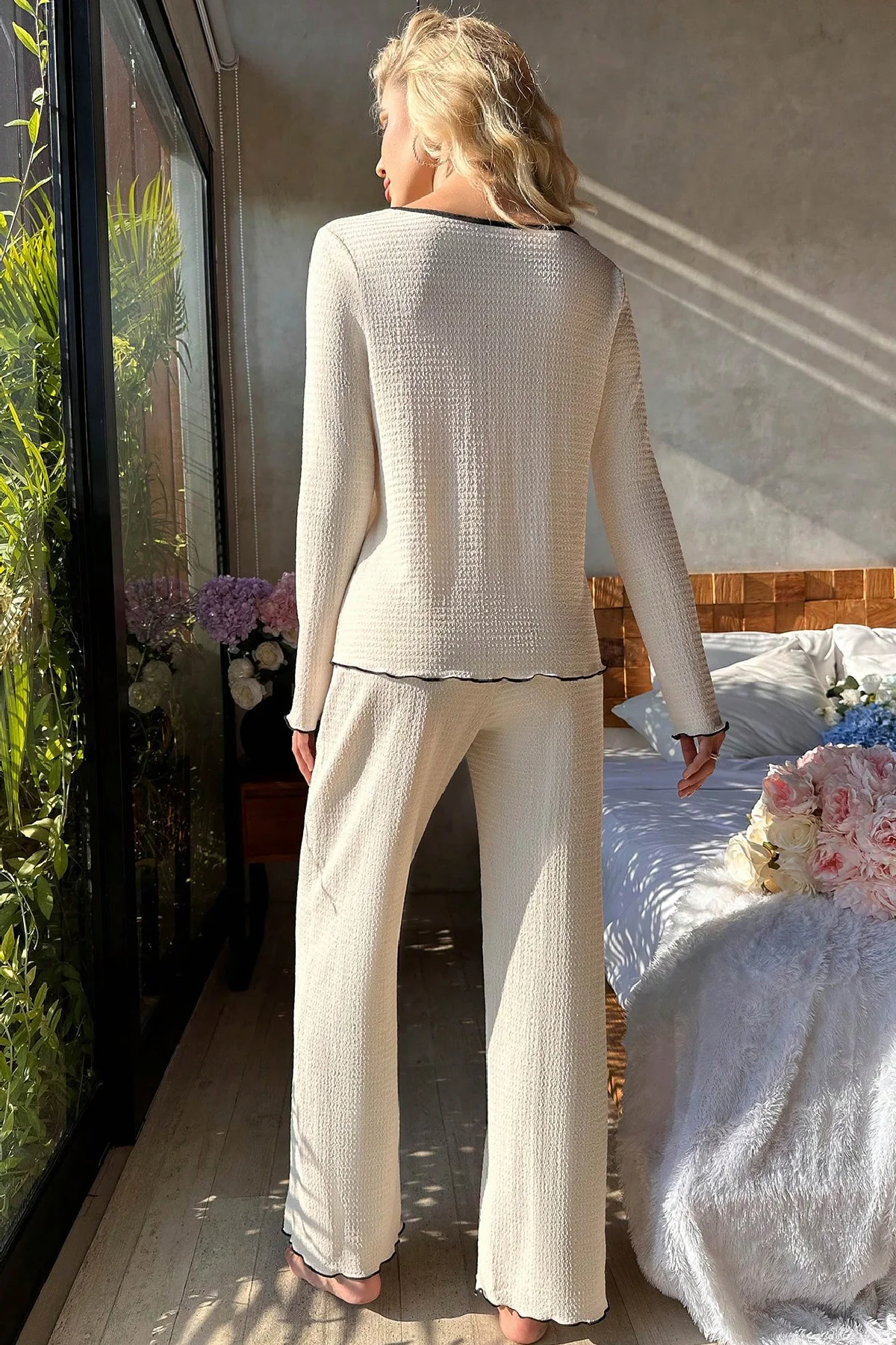 Kadın Beyaz Örme Kumaş V Yaka Düğmeli Rahat Şık Pijama Takımı görsel 2
