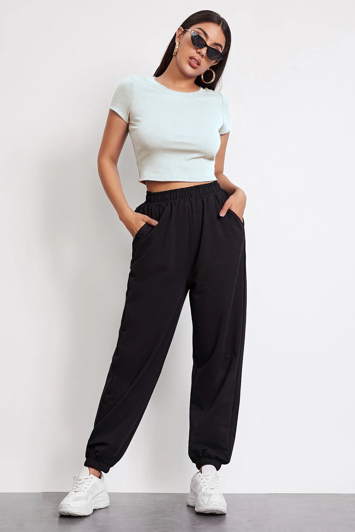 Kadın Beyaz Yuvarlak Yaka Yarım Kol Crop Top Bluz görsel 4