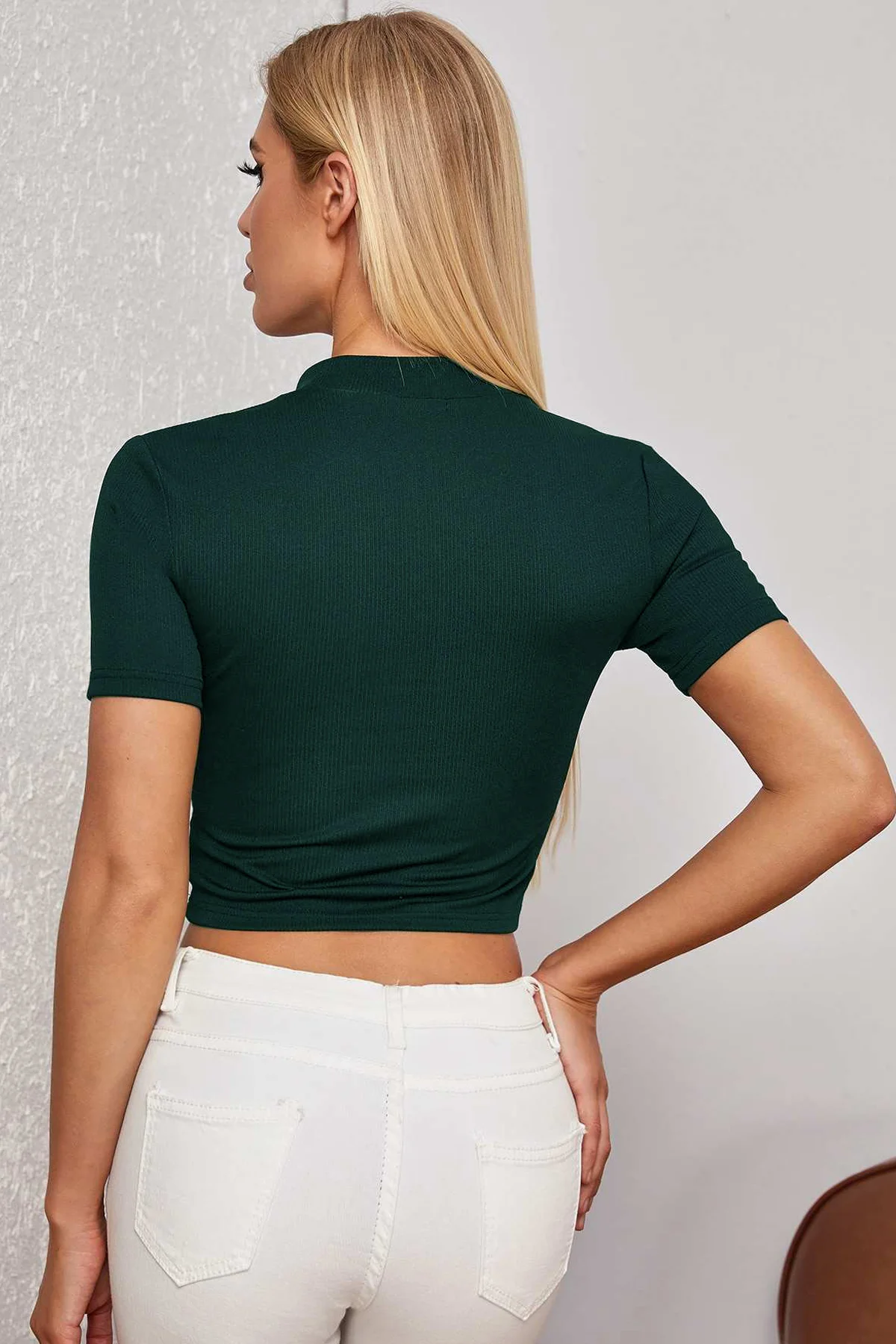 Kadın Yeşil Yarım Fermuarlı ve Kısa Kollu Crop Top Bluz görsel 2