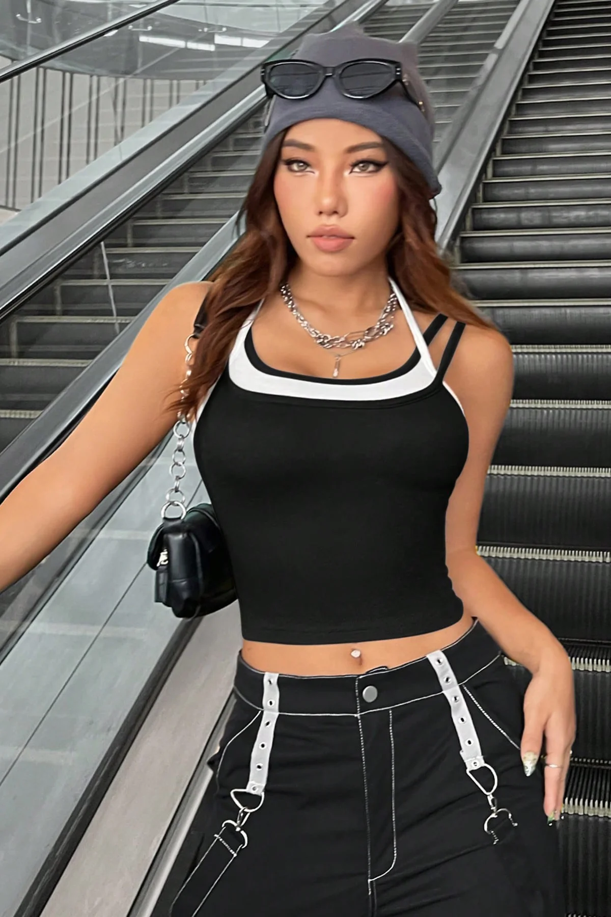 Kadın Beyaz Siyah Çift Renk Çapraz Askılı Crop Top Bluz görsel 4