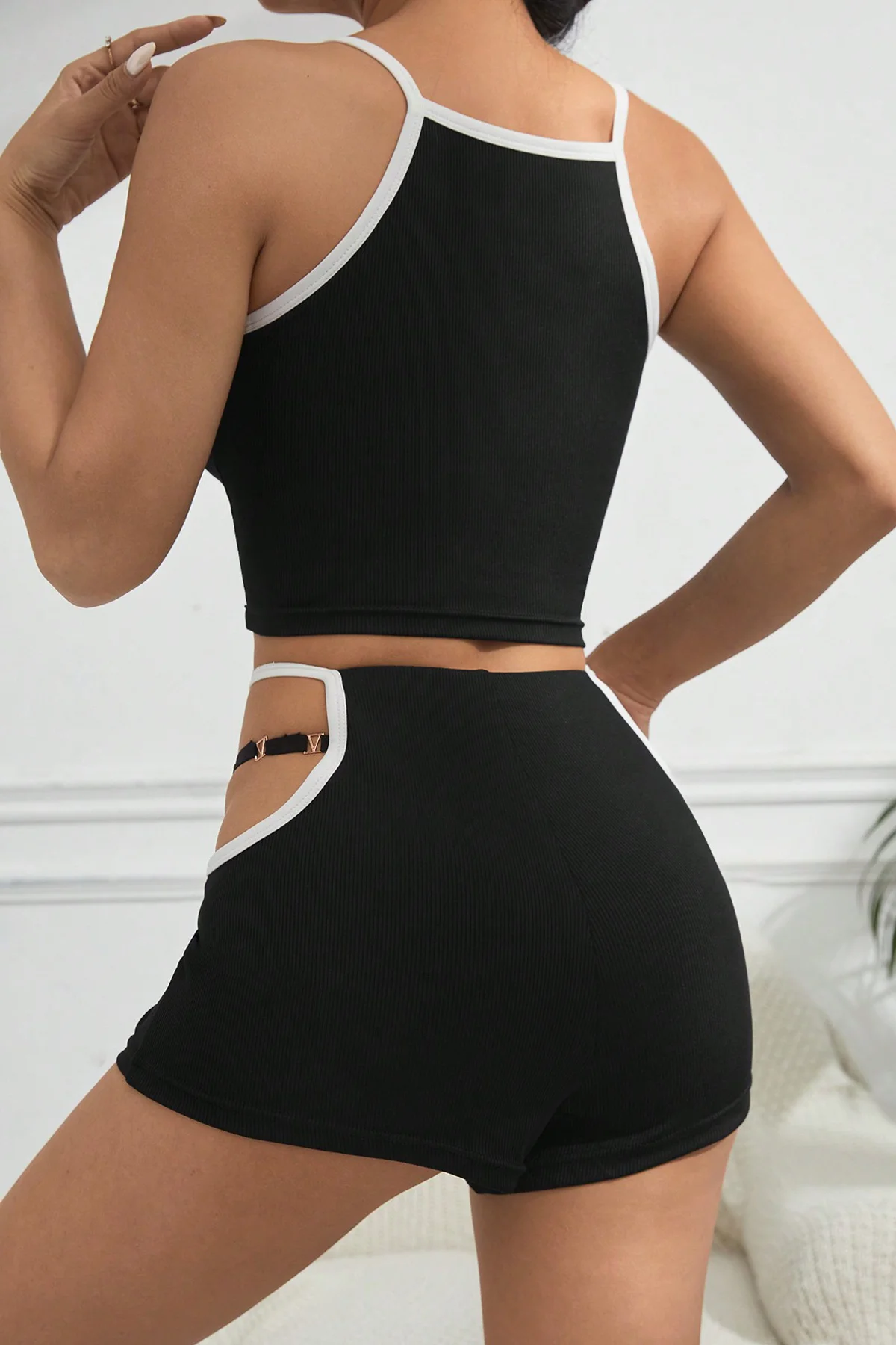 Kadın Siyah Beyaz Şortlu Cut-Out Detaylı Gecelik Takımı görsel 3