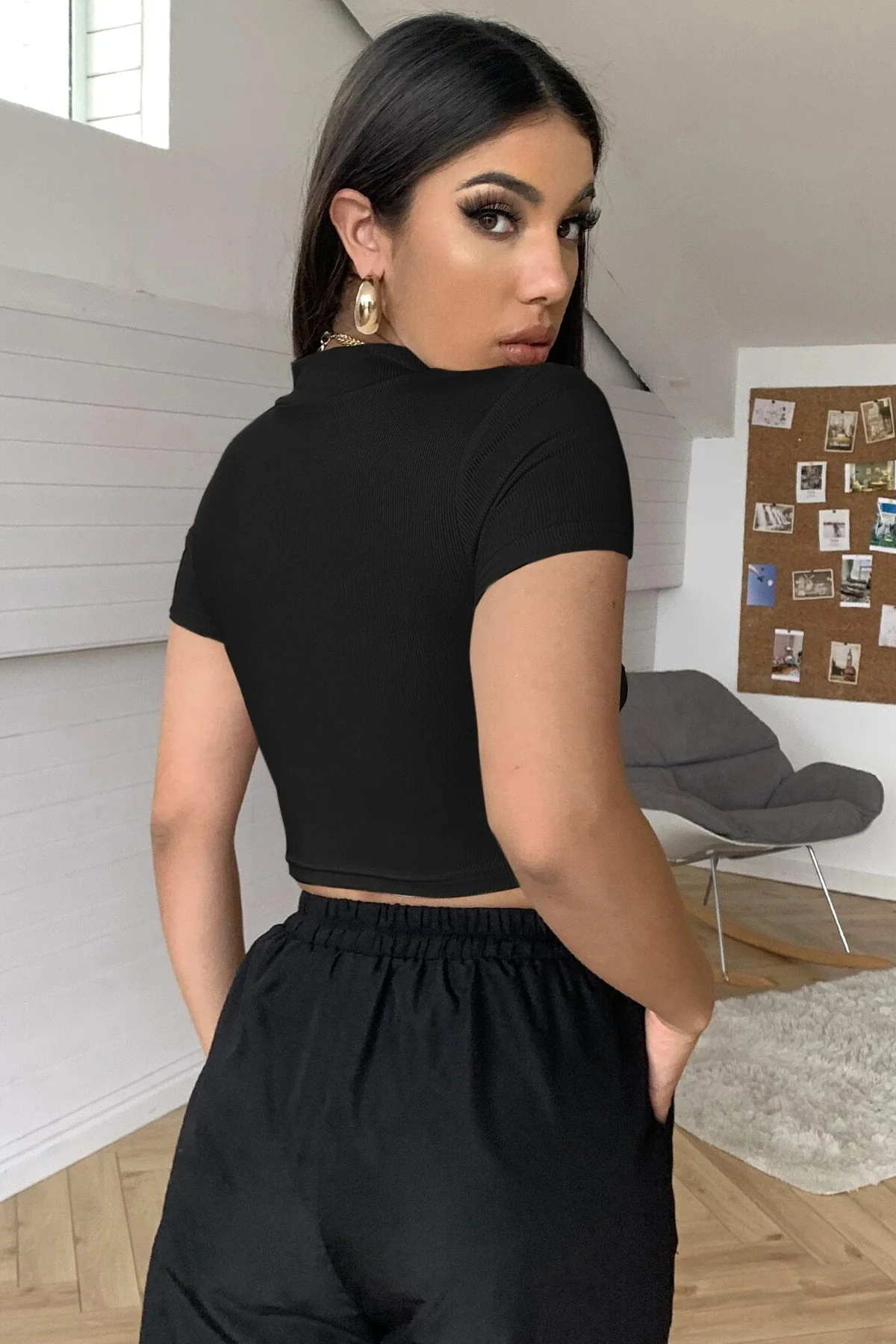 Kadın Siyah Göğüs Dekolteli Yarım Kollu Cut Out Crop Top Bluz görsel 2