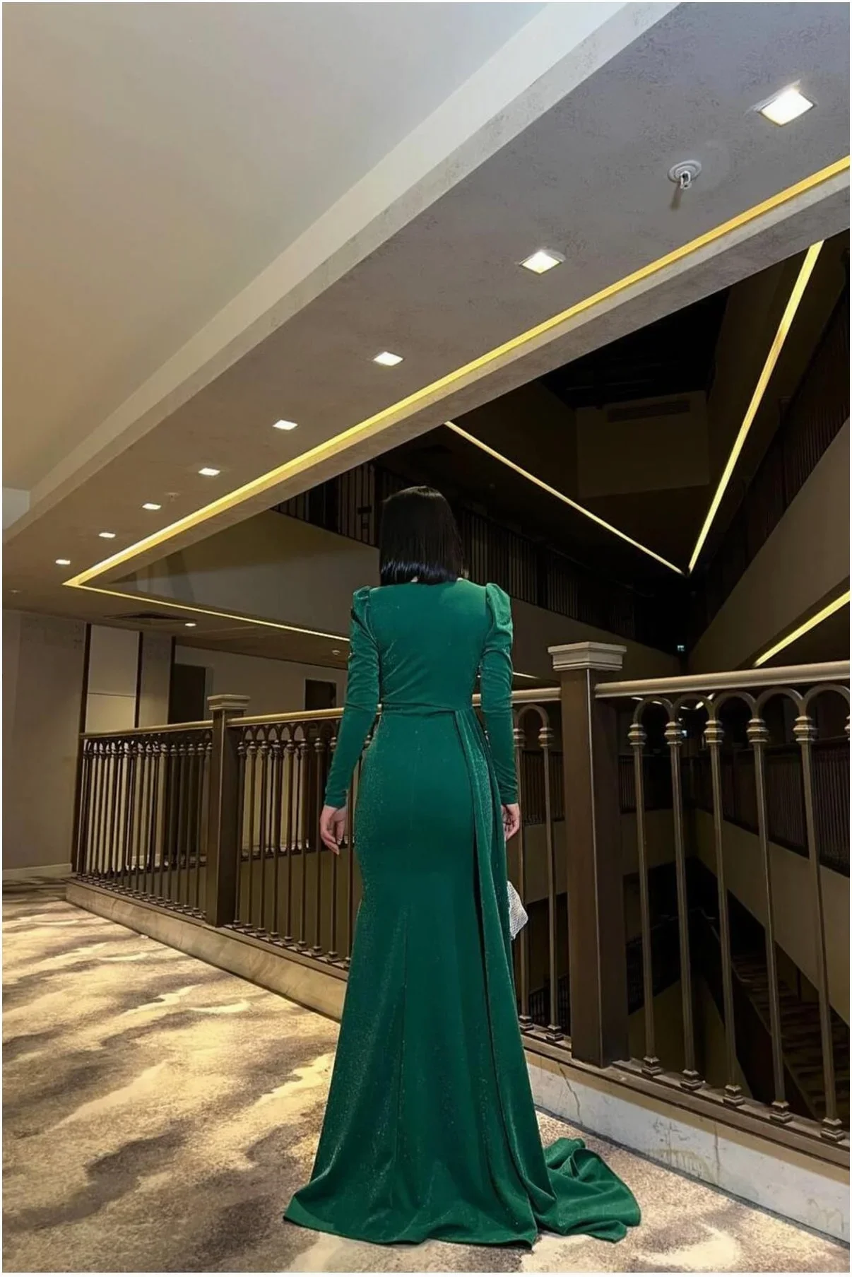 Kadın Modern Stil Kruvaze Yaka Taş Detaylı Uzun Kollu Abiye Elbise görsel 8