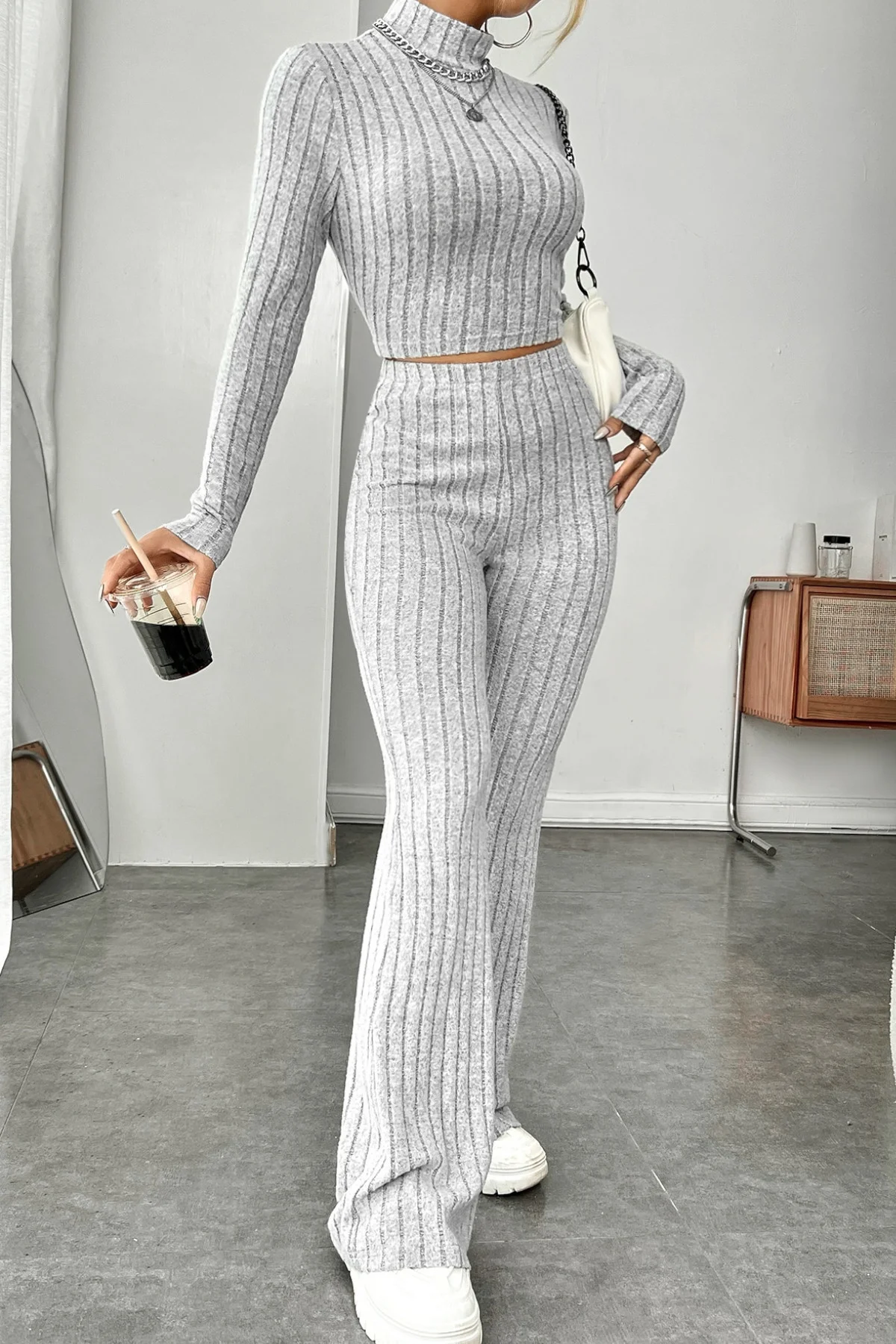 Kadın Gri Çizgili Boğazlı Crop Top ve Yüksek Bel Pantolon Takım görsel 5