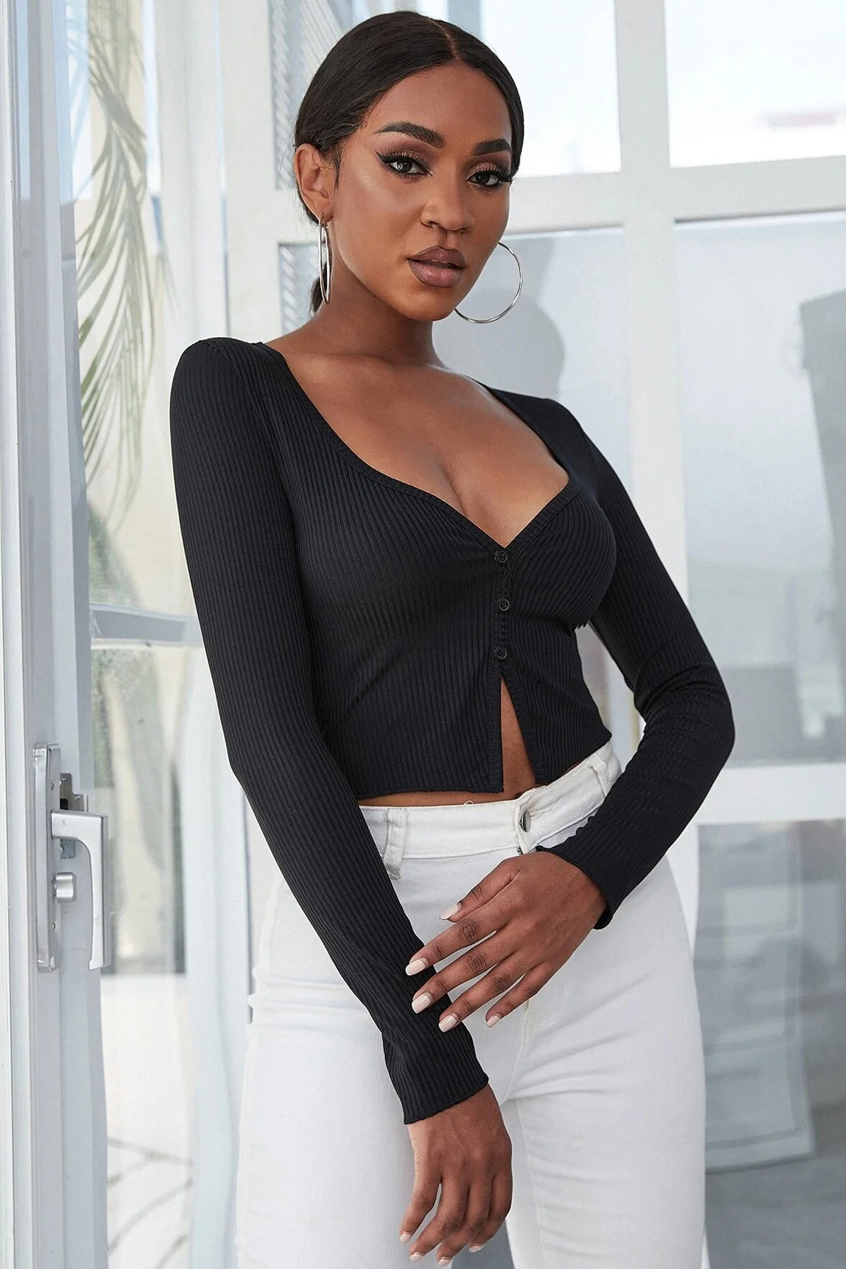 Kadın Siyah Uzun Kollu Düğmeli Göğüs ve Göbek Dekolteli Crop Top Bluz görsel 5