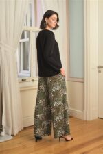 Çiçek Yaprak ve Etnik Desenli Uzun Kollu Pijama Takımı - Görsel 5