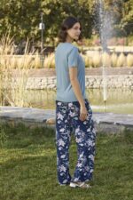 Çiçek ve Yaprak Desenli ve Baskılı Pijama Takımı - Görsel 5