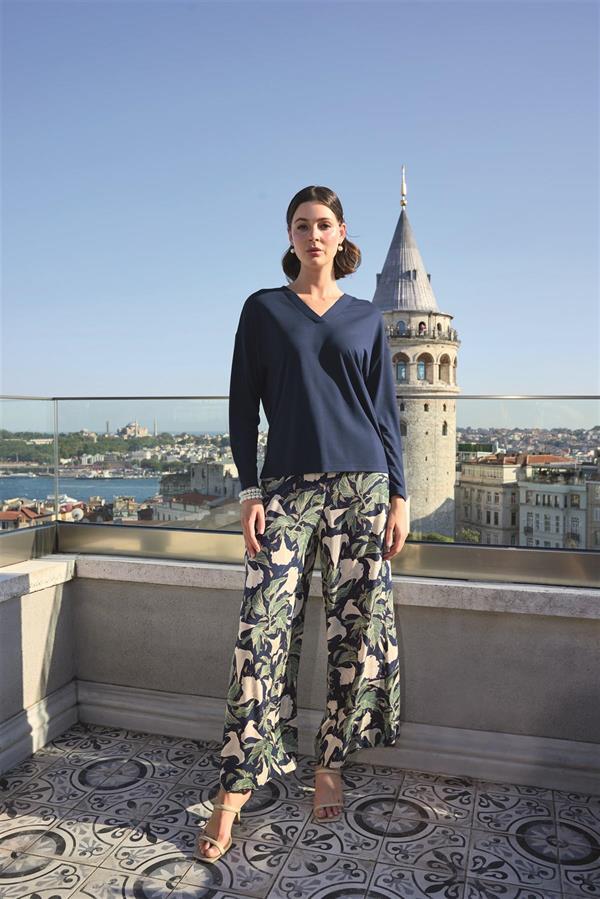 Yaprak-Desenli-Uzun-Kollu-V-Yaka-Pijama-8d7f Yaprak Desenli Uzun Kollu V Yaka Pijama Takımı - Görsel 1
