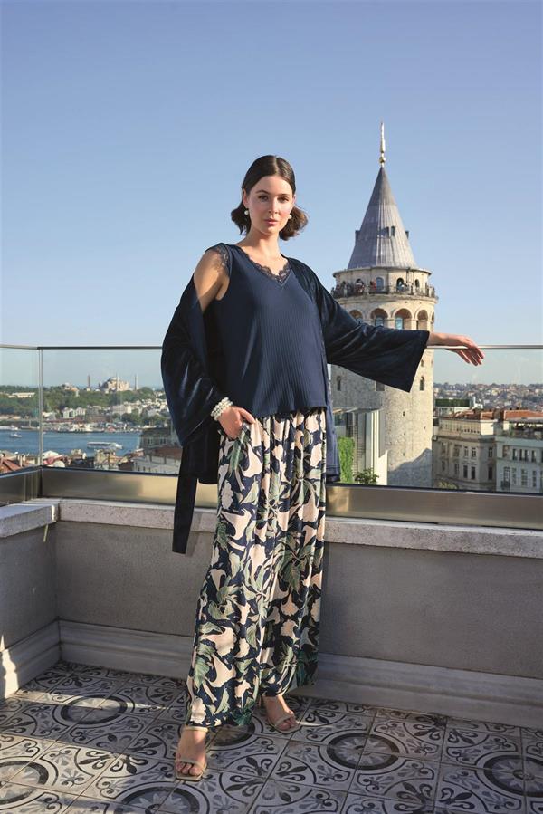 Yaprak-Desenli-ve-Dantelli-3lu-Pijama-Ta-e0c3 Yaprak Desenli ve Dantelli 3’lü Pijama Takımı - Görsel 1