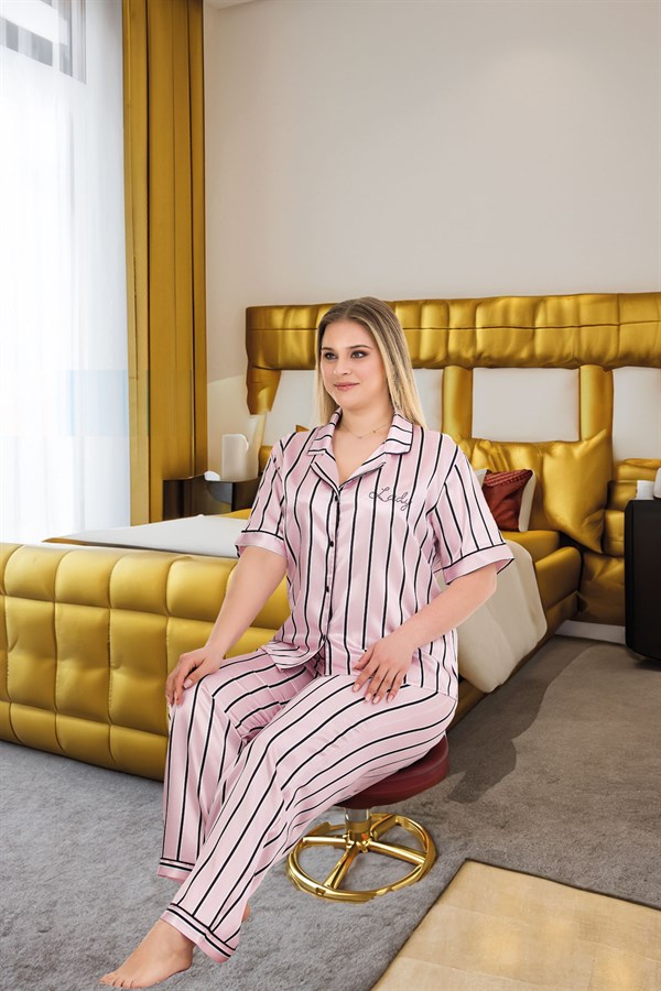 arias-closet-buyuk-beden-sik-tasarim-p-3ff6a- Büyük Beden Şık Tasarım Pembe Siyah Çizgili Düğmeli Kısa Kol Lüx Saten Pijama Takımı - Görsel 1