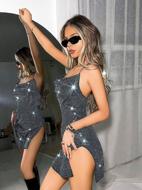 arias-closet-ozel-tasarim-gumus-payetl-9225c6 Özel Tasarım Gümüş Payetli Zincir Askılı Yırtmaçlı Parlak Işıltılı Mini Club Elbisesi - Görsel 1