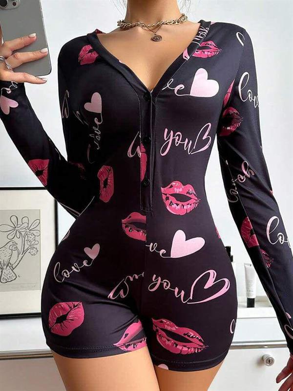 arias-closet-pamuklu-kirmizi-opucuk-ve-8cfd2c Pamuklu Kırmızı Öpücük ve Kalp Desenli Düğmeli Uzun Kol Tulum Pijama - Görsel 1