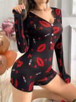 Pamuklu Kırmızı Ruj ve Öpücük Desenli Düğmeli Uzun Kol Tulum Pijama - Görsel 2
