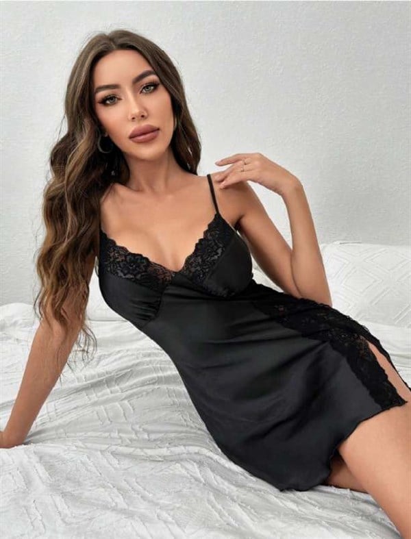 arias-closet-siyah-dantel-islemeli-yir-13f82c Siyah Dantel İşlemeli Yırtmaçlı İnce Askılı Saten Kısa Gecelik - Görsel 1